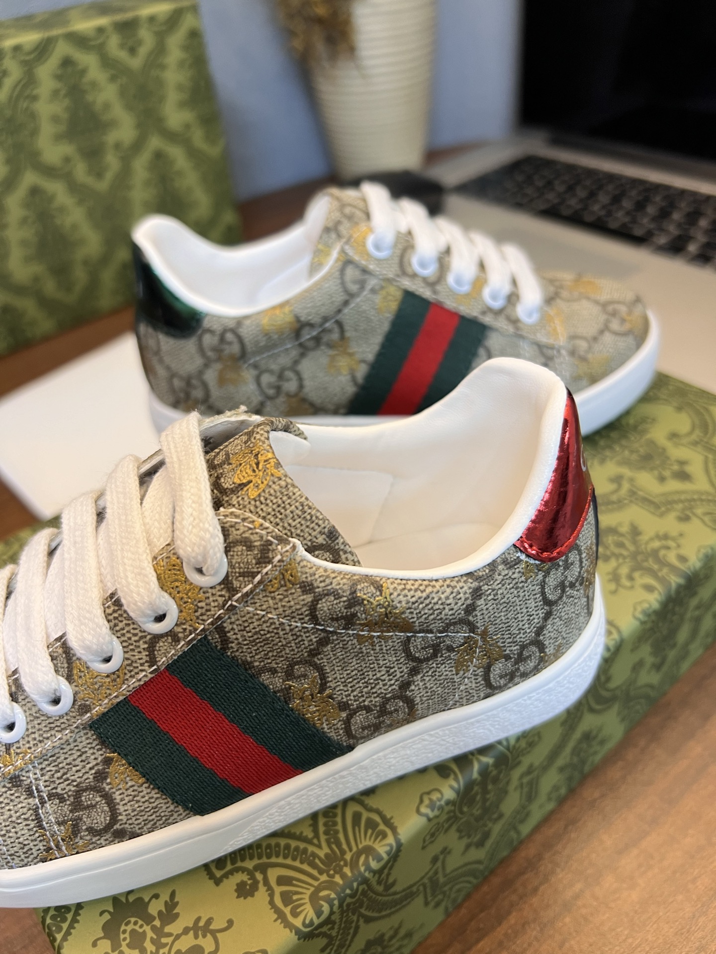 Children's shoes child